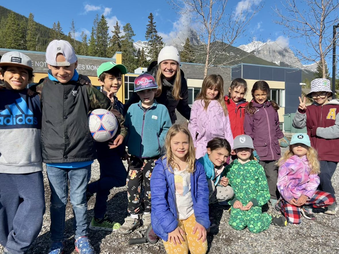 Lauriane Blouin avec les élèves d'une classe d'élémentaire à Canmoore devant leur école francophone